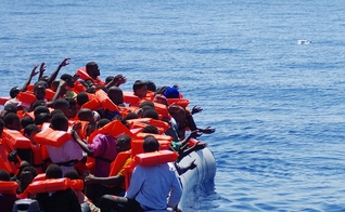 As vítimas de afogamento morreram durante uma travessia do Mar Mediterrâneo, que aconteceu na semana passada. (Foto: Mais)
