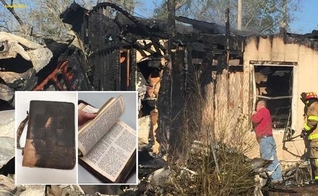 A Bíblia sobreviveu a um incêndio devastador em uma casa, levando o bombeiro às lágrimas. (Foto: Fox News)