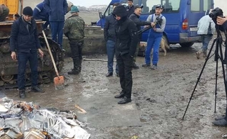 Os calendários foram confiscados no Aeroporto Internacional de Duchambé em dezembro e depois queimados. (Foto: Reprodução/RFE/RL)