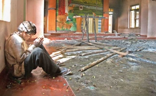 Imagem ilustrativa. Homem indiano orando em igreja destruída. (Foto: Barnabas Fund)