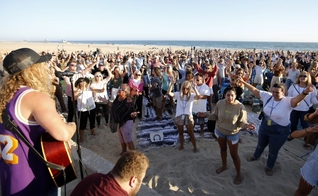Centenas de pessoas se uniram para adoração em Huntington Beach. (Foto: Raul Roa/Times Community News)
