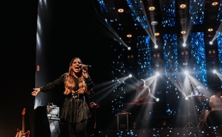 Gabriela Rocha está lançando seu novo álbum "Juntos em Adoração" e também um podcast com devocionais, ambos no Spotify. (Foto: DIvulgação)