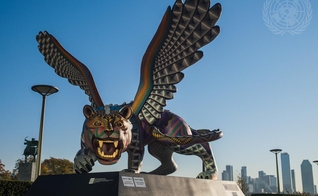 A polêmica escultura foi exibida na Sede da ONU em 9 de novembro de 2021. (Foto: ONU/Manuel Elías)