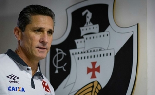 O técnico Jorginho, do Vasco, se baseia não apenas nas técnicas do futebol, mas também nas histórias de superação da Bíblia.