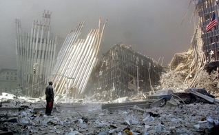 Homem em frente aos escombros de uma das torres do World Trade Center, nos EUA. (Foto: Doug Kanter/AFP/Getty Images)