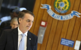Jair Bolsonaro fala com a imprensa após reunião com os futuros comandantes das Forças Armadas, no Comando da Marinha. (Foto: Marcelo Camargo/Agência Brasil)