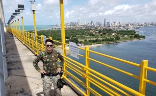 Pastor Rubens Medeiros na Ponte Newton Navarro, em Natal. (Foto: Dinarte Assunção/Agência O Globo)