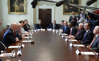 Membros do gabinete do presidente dos EUA, DonaldTrump, comparecem a estudo bíblico na Casa Branca. (Foto: AP Photo/Evan Vucci)