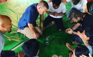 Francis Chan e equipe do ministério Crazy Love ora em viagem a Hong Kong. (Foto: Kevin Kim)