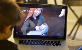 Crianças assistem a desenho bíblico em plataforma de igreja online. (Foto: Mission Netowrk News)