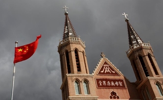 Bandeira chinesa hasteada em frente a uma igreja católica na província de Hebei. (Foto: Reuters/Thomas Peter)