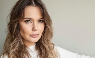 A atriz Graziella Schmitt teve um encontro com Deus em um culto. (Foto: Instagram/grazieschmitt)