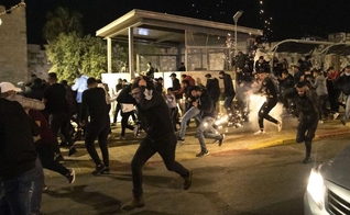 Jerusalém teve noite de confrontos entre judeus e palestinos. (Foto: Mostafa Alkharouf/Anadolu Agency/Getty Images)