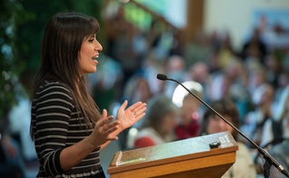 Esposa do Pastor Saeed, Naghmeh Abedini fala sobre liberdade religiosa em um evento, nos EUA.