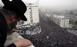 Judeu ultra-ortodoxo olha para um evento de oração em massa em Jerusalém. (Foto: Reuters/Darren Whiteside)
