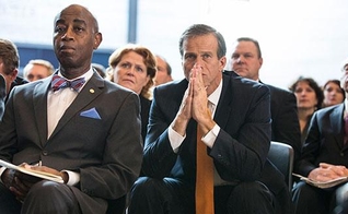 O capelão do Senado, Barry Black [à esquerda], sentado junto aos senadores John Thune, Heidi Heitkamp, Jon Tester e Chuck Grassley. (Foto: M.Scott Mahaskey/Politico)