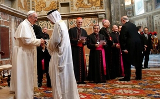 Papa Francisco cumprimenta muçulmanos pessoalmente no Vaticano no fim do Ramadã. (Foto: AP/Lapresse)
