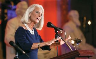 Filha de Billy Graham, a evangelista Anne Graham Lotz, durante ministração nos EUA. (Foto: Billy Graham Evangelistic Association)