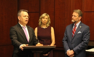 Pastor Andrew Brunson em discurso no Capitólio dos Estados Unidos, ao lado de sua esposa, Norine. (Foto: USCIRF)