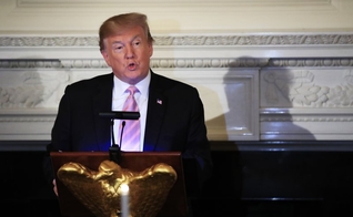 Presidente Donald Trump discursa no jantar do Dia Nacional de Oração na Casa Branca. (Foto: AP Photo/Manuel Balce Ceneta) 