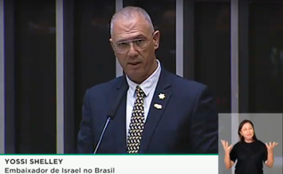 Embaixador de Israel no Brasil, Yossi Shelley, em discurso na Câmara dos Deputados. (Foto: Reprodução/TV Câmara)