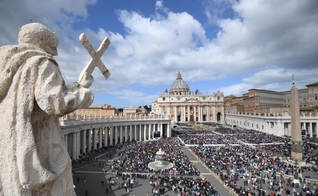 Imagem de arquivo mostra milhares de fiéis reunidos na praça da basílica de São Pedro. (Foto: Pier Paolo Cito/AP)