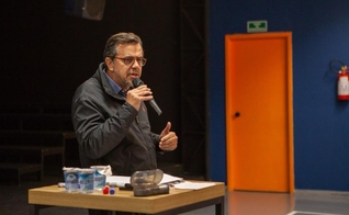 Psicanalista Eduardo Silva em palestra na Igreja Batista de Água Branca, em São Paulo. (Foto: IBAB Educação)