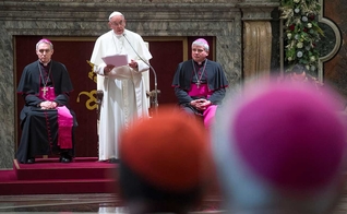 Papa Francisco fala em reunião anual com os principais funcionários da Cúria Romana e do Estado da Cidade do Vaticano. (Foto: CNS/Claudio Peri via Reuters)