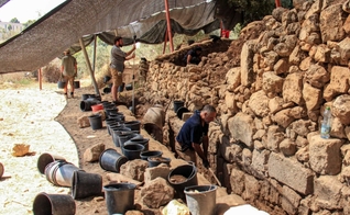 Arqueólogos descobrem as enormes muralhas de Quiriate-Jearim, em Israel. (Foto: Ariel David)