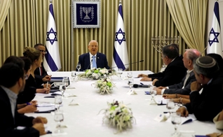 Membros do partido Likud em reunião com o presidente israelense Reuven Rivlin, em Jerusalém. (Foto: Menachen Kahana/Pool via Reuters)