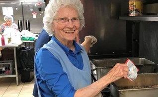 Phyllis Harper, de 88 anos, é conhecida em sua igreja por cozinhar para os necessitados. (Foto: AG News)