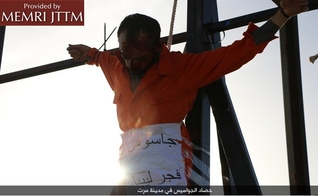 Homem crucificado por terroristas islâmicos sob acusação de espionagem. (Foto: MEMRI JTTM)