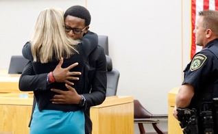 Brandt Jean abraça a assassina de seu irmão, Amber Guyger, durante audiência em Dallas. (Foto: Tom Fox)