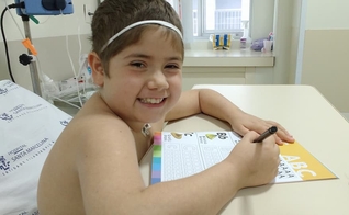 Júlia Abrame comemora sucesso de transplante de medula óssea. (Foto: Arquivo Pessoal/Adriana Abrame)