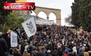 O pregador palestino Nidhal Siam diante de uma multidão de fiéis muçulmanos na Mesquita Al-Aqsa. (Foto: MEMRI)