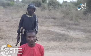Imagens divulgadas pelo Estado Islâmico mostra uma criança de 8 anos realizando a execução de um cristão nigeriano. (Foto: SITE Intelligence Group)