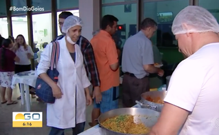Voluntários da igreja distribuem comida para acompanhantes e funcionários de UPA. (Foto: Bom Dia Goiás/TV Anhanguera)
