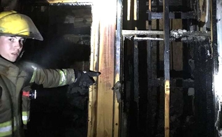 Bombeiro aponta para um dos versículos que não foi atingido pelas chamas. (Foto: Livingston Parish Fire Protection District #2)