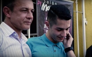 Daniel (esquerda) contou com a ajuda de seu filho, José (direita) para se libertar do vício das drogas. (Imagem: Youtube / Reprodução)