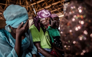 Uma mulher cristã ora enquanto assiste ao culto de domingo na Igreja Ecwa,no Estado de Kaduna, Nigéria, em 14 de abril de 2019. (Foto: LUIS TATO/AFP via Getty Images)