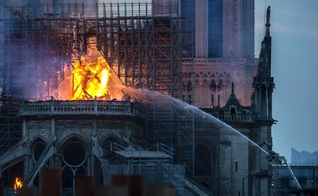 Incêndio na Catedral de Notre Dame, em abril de 2019, chamou a atenção para ataques contra igrejas na França. (Foto: Veronique de Viguerie/Getty Images)