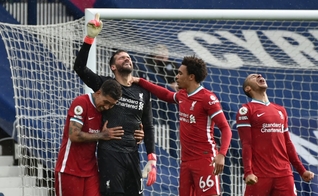 Alisson Becker, goleiro do Liverpool, aponta para o céu após surpreendente vitória. (Foto: Rui Vieira/Reuters)