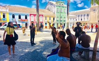 Evangelistas durante pregação pública em Salvador, na Bahia. (Foto: Evangelismo Por Fogo)