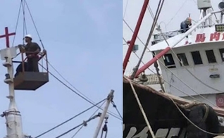 Empreiteiros do PCC do Condado de Qushan removendo uma cruz de um barco de pesca. (Foto: ChinaAid).