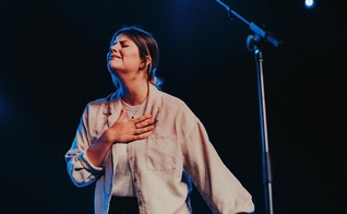 Atualmente, Laura é líder de adoração no Christ For The Nations Institute. (Foto: Instagram/Laura Souguellis)