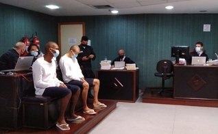 Lucas (sentado à esq.) e Flávio (sentado à dir.) durante julgamento. (Foto: Nicolás Sartriano/g1)