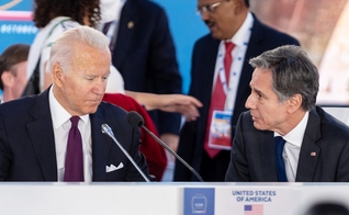 Antony Blinken ao lado de Joe Biden na Cúpula do G20 em Roma. (Foto: Departamento de Estado/Ron Przysucha)