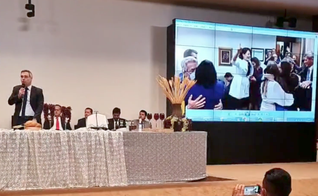 André Mendonça falou sobre a imagem de Michelle Bolsonaro orando em línguas. (Foto: Reprodução/Redes Sociais)