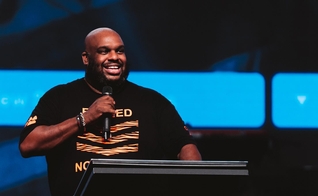 Pastor John Gray é líder da Igreja Relentless. (Foto: Relentless Church/Facebook)