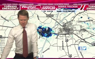 O meteorologista da WTVA ora pelos moradores de Amory, Mississippi, enquanto um tornado os atinge. (Foto: Reprodução/Twitter/BNO News Live)
